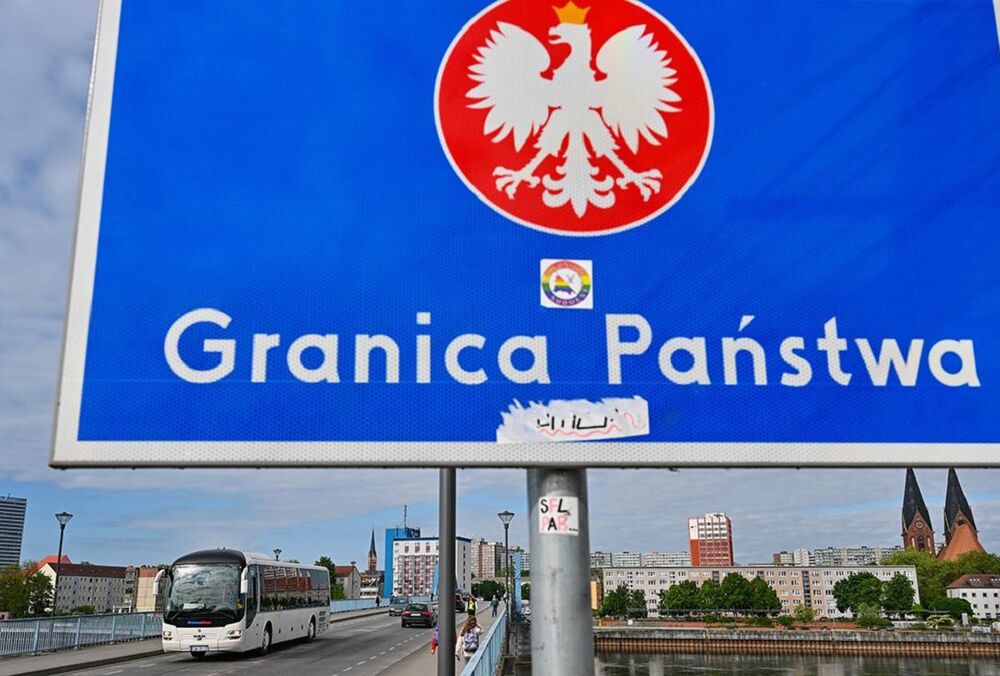 Польша также закрыла свои границы для авто с номерами РФ  Польша также закрыла свои границы для авто с номерами РФ