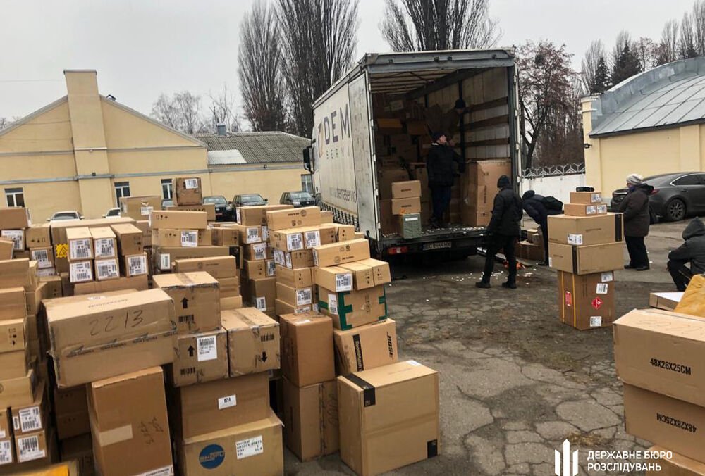 Контрабанду брендових товарів під виглядом штучних ялинок, викрили слідчі і оперативники ГБР