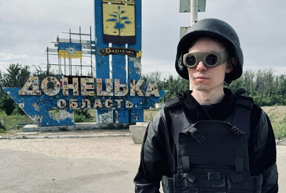 Російський художник Philippenzo, відомий роботою ”Изроссилование”, створив графіті у Донецькій області