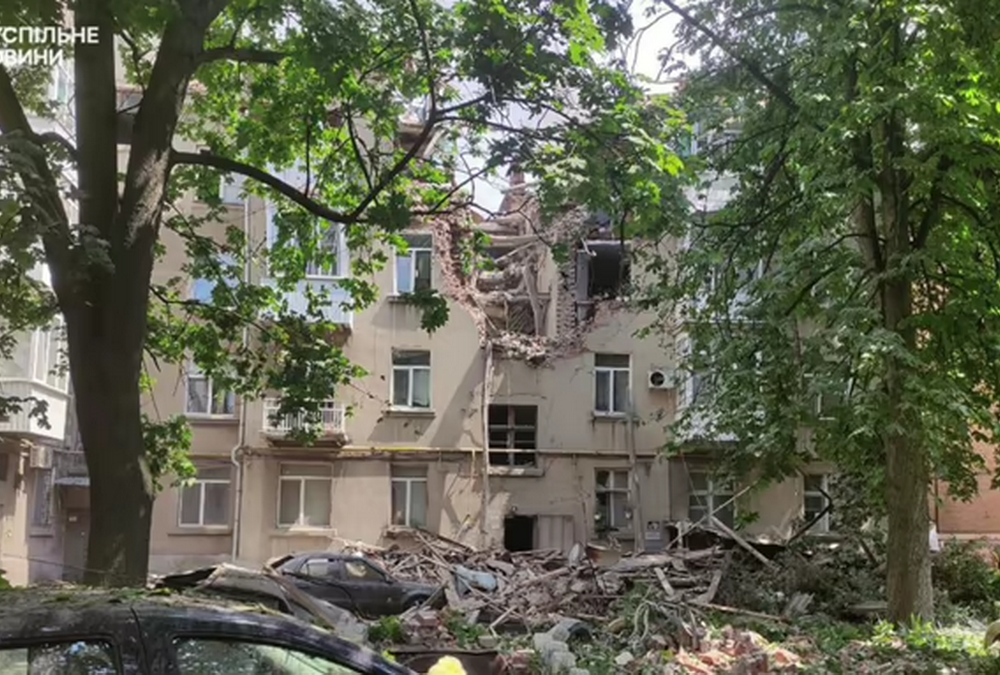 Число жертв вчерашней атаки по пятиэтажке в Сумах выросло до трех