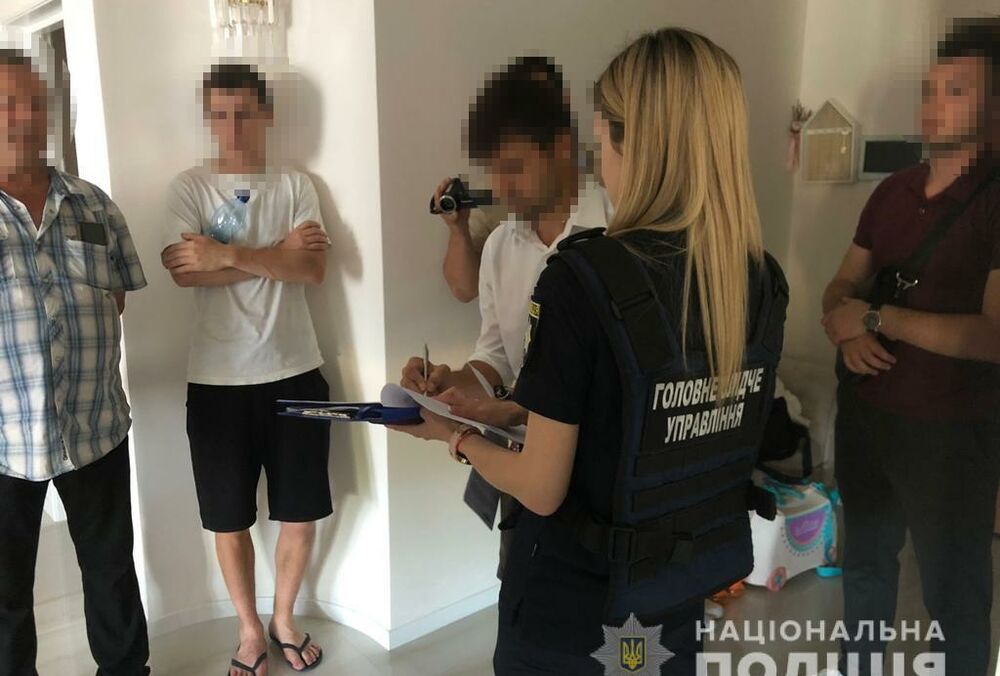 Дело о хищении полумиллиона долларов Минобороны: у фигуранта провели обыски и нашли деньги в диване