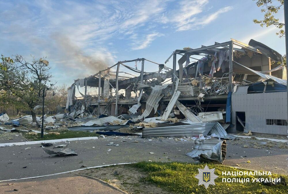 В Херсоне в результате российского обстрела уничтожена ледовая арена: фото