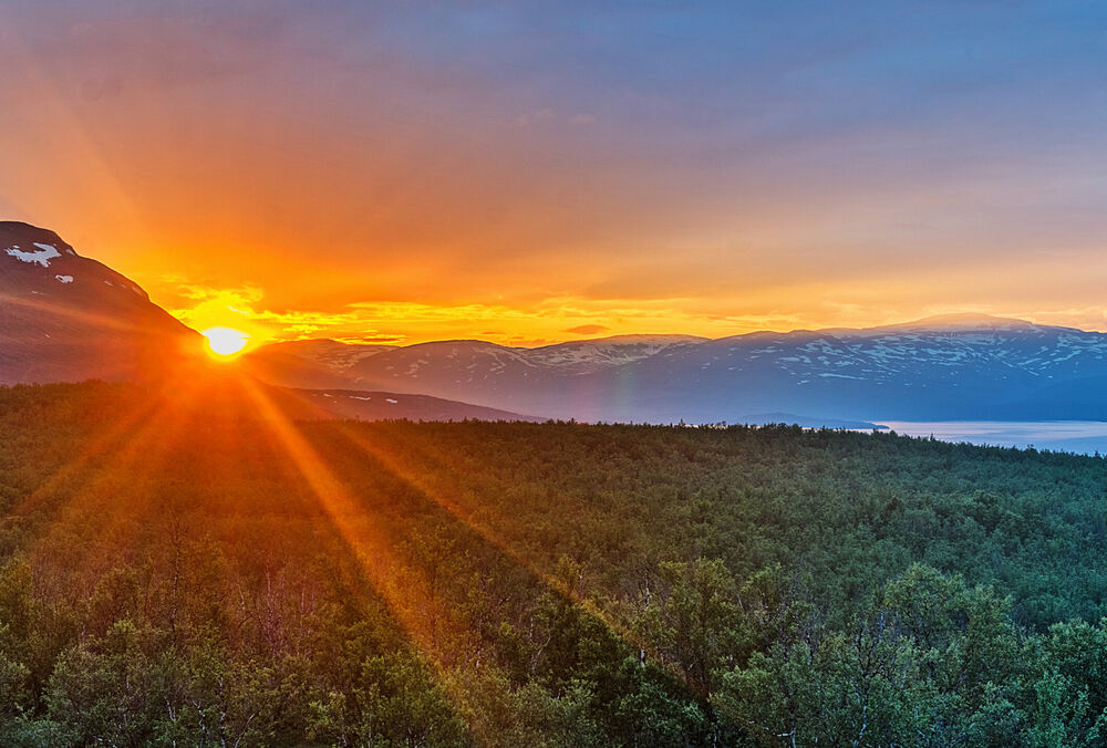 Грозы и до 27 градусов тепла: какая погода будет в Украине в первый день лета