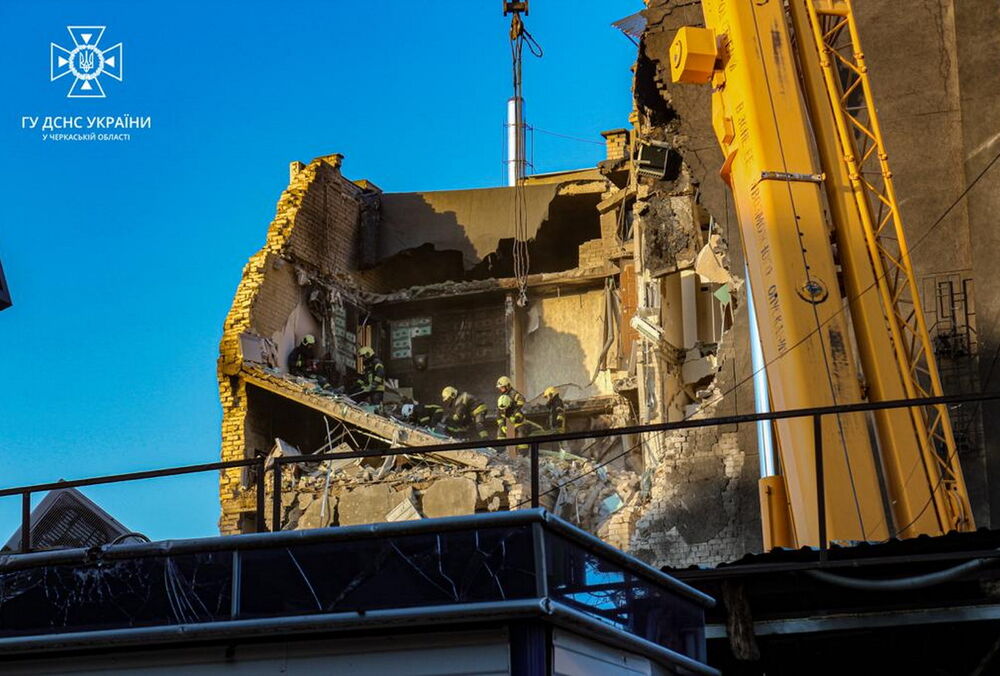 Спасатели всю ночь разбирали завалы отеля в Черкассах: появились кадры последствий российского удара