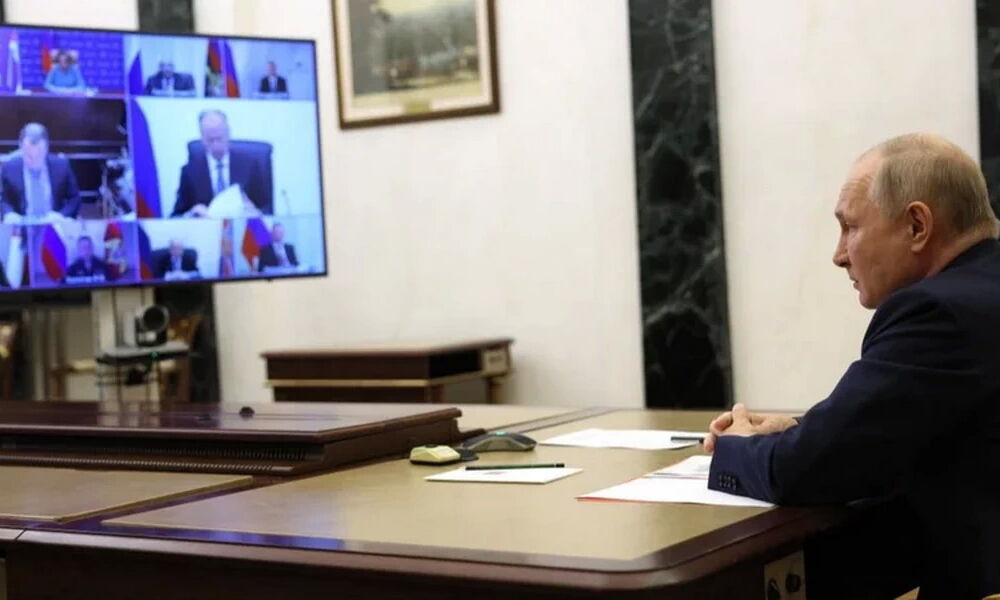 После слухов о смерти Путина в Кремле показали, как он проводит совещание