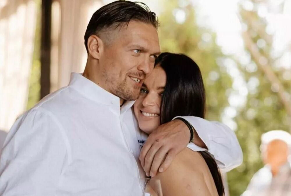 Дружина Усика показала перші спільні фото з новонародженою донькою