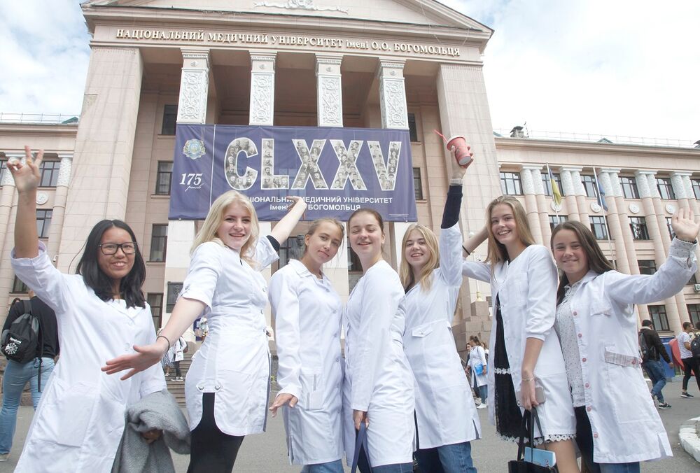  Университет Богомольца угодил в скандал из-за вакцинации студентов: что известно