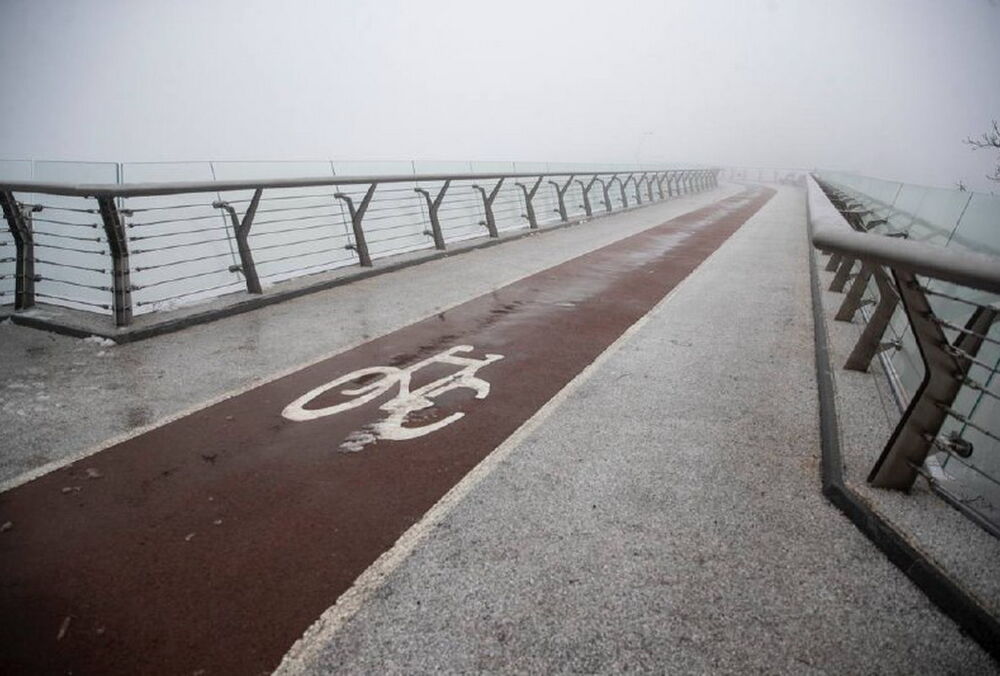 Пешеходный мост в Киеве, переживший ракетную атаку, снова открыт: фото