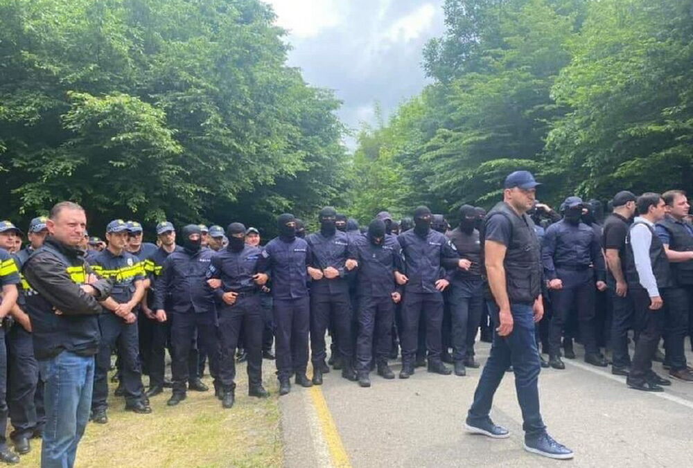 У Грузії влаштували мітинг під готелем, у якому зупинилася дочка Лаврова: відео