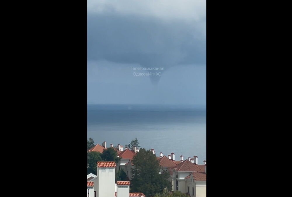 Біля узбережжя Одеси помітили смерч: відео