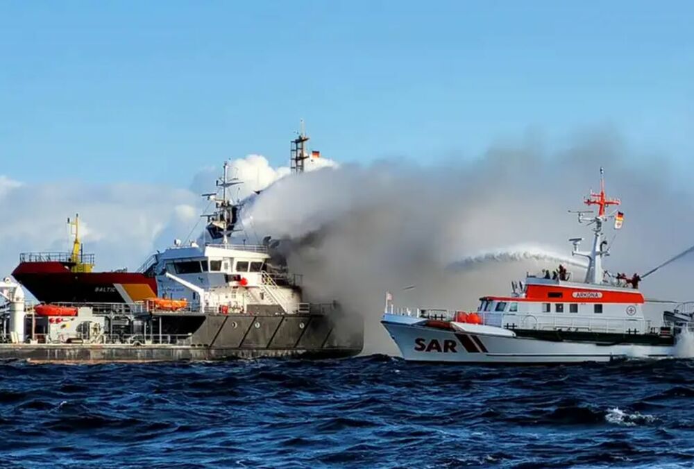 В Балтийском море горит танкер с нефтью