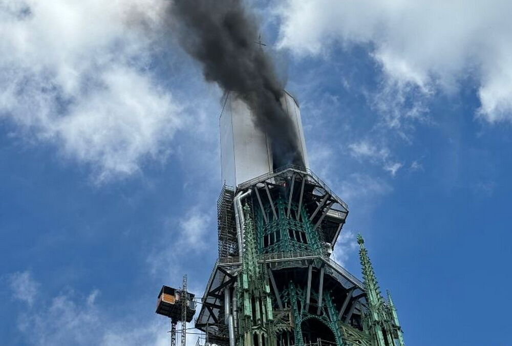 У Франції горить шпиль Руанського собору: відео