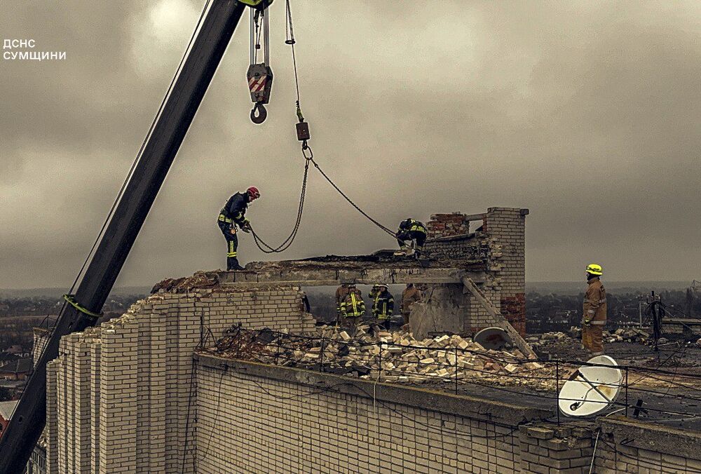 В Ахтырке продолжаются аварийно-восстановительные работы после российского удара: кадры