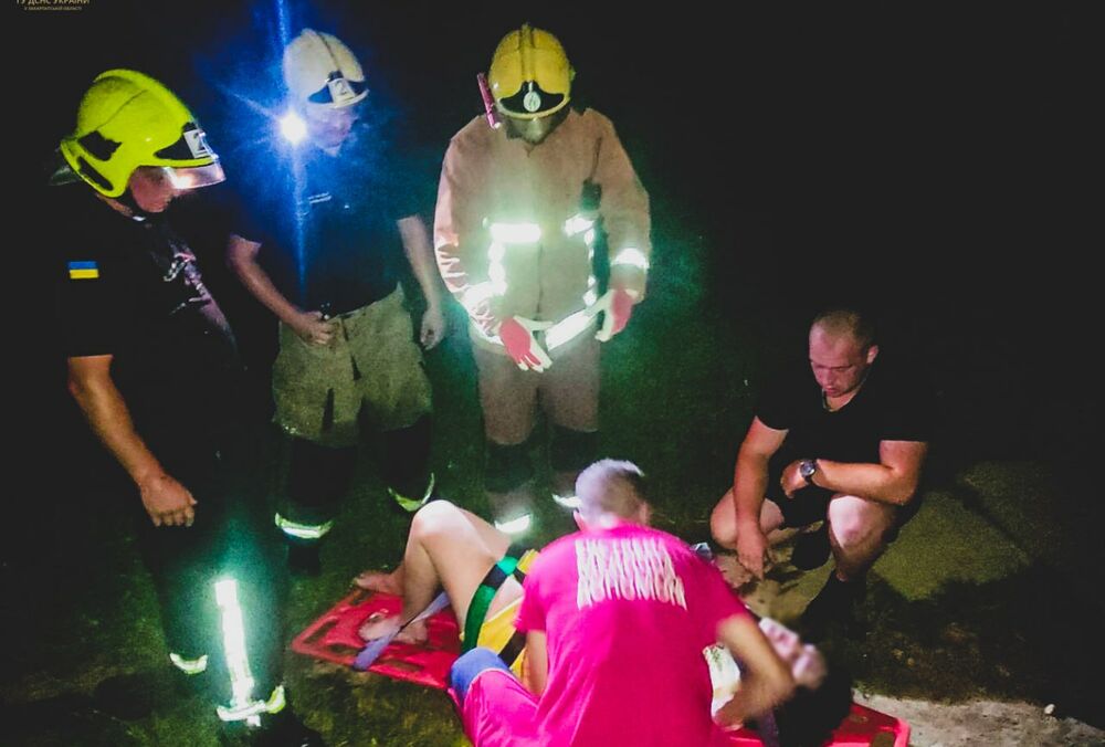 На Закарпатье обрушился пешеходный мост: есть погибшие и пострадавшие (фото)