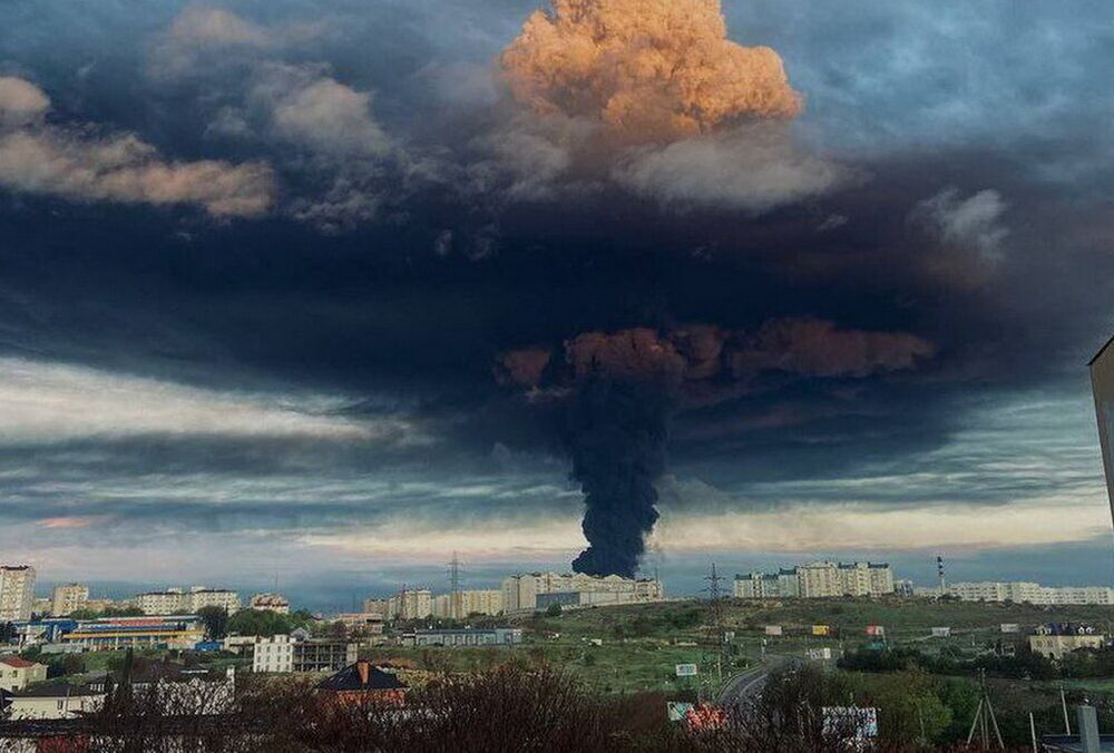 Опубликованы спутниковые снимки сгоревшей после удара дронами нефтебазы в Севастополе