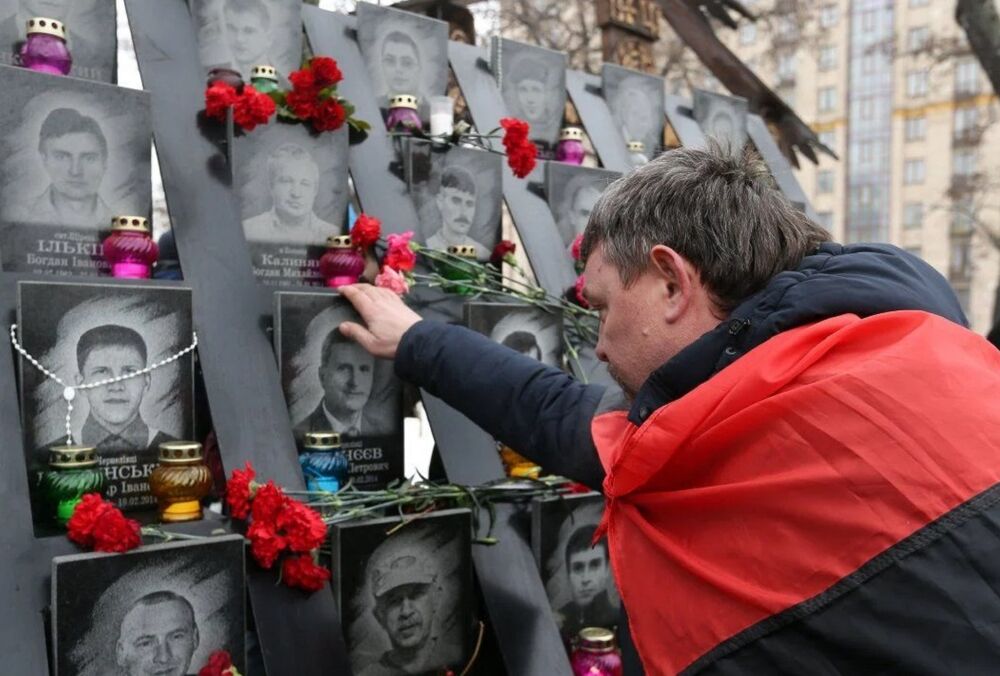 В Украине сегодня десятый раз чтят память Героев Небесной Сотни