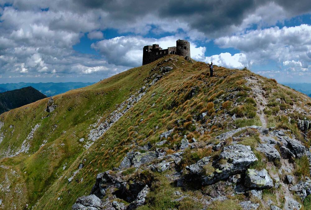 Прикордонники заборонили підйом на гору Піп Іван та закрили понад 20 туристичних маршрутів на заході