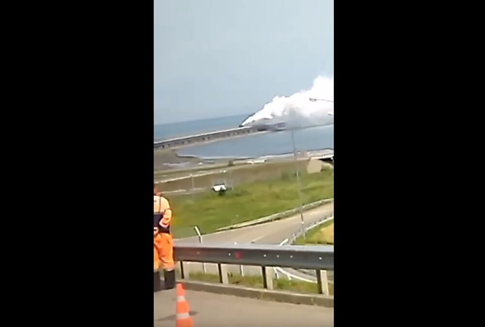 Кримський міст огорнув густий дим, він перекритий: Аксьонов заявив про навчання (відео)