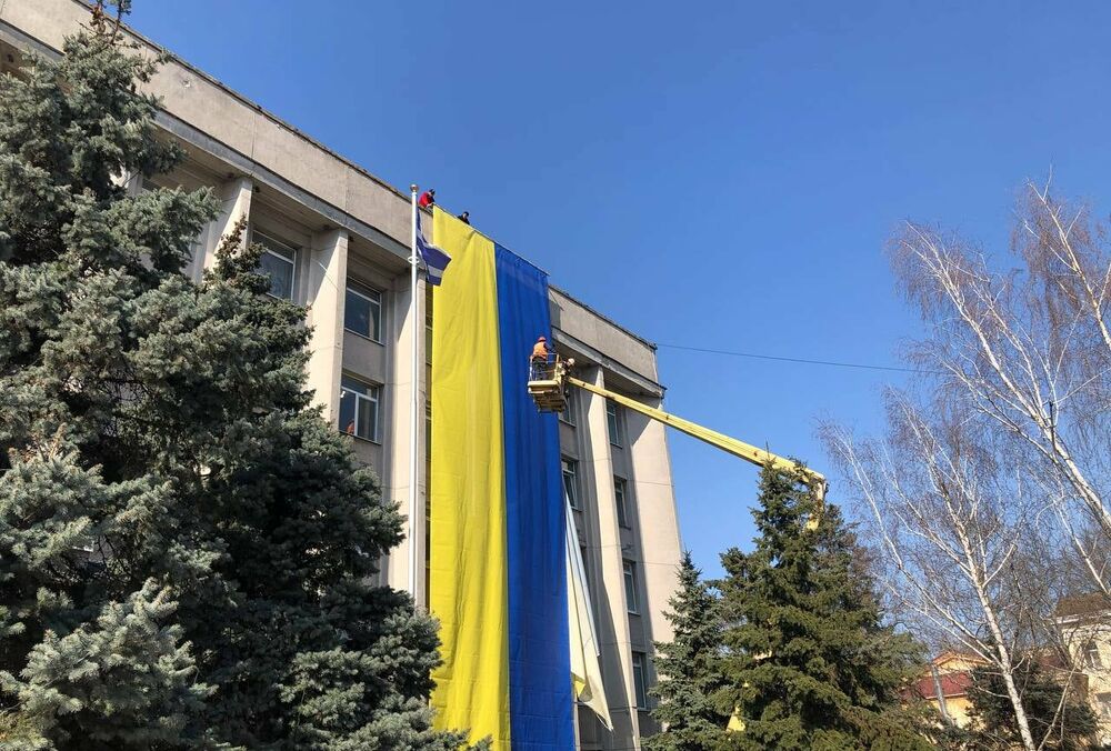 Военные РФ уничтожили мемориал ”Слава Украине” в Херсоне 