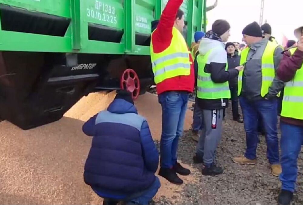 Польские протестующие перекрыли железную дорогу на границе, снова высыпав украинское зерно Польские протестующие перекрыли железную дорогу на границе, снова высыпав украинское зерно