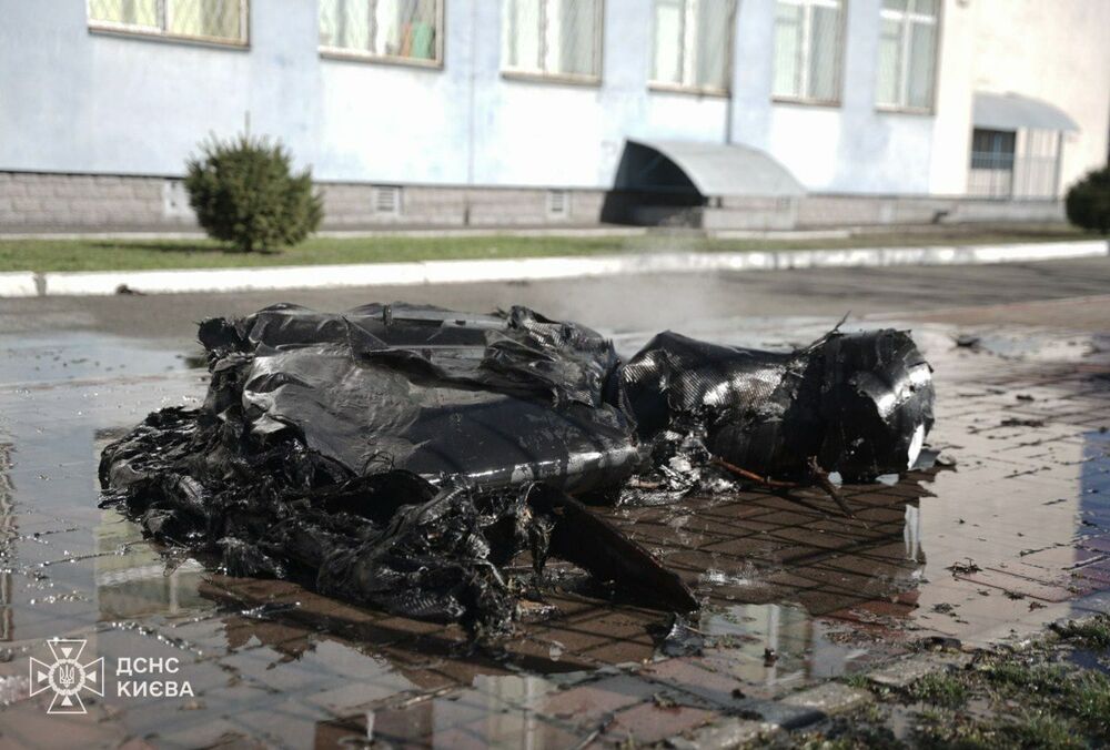 В ГСЧС показали обломки дрона, который упал на территорию школы в Киеве