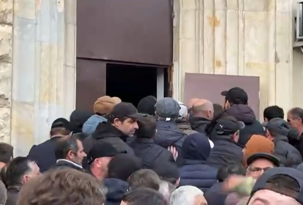 В Абхазії протестувальники захопили парламент: відео