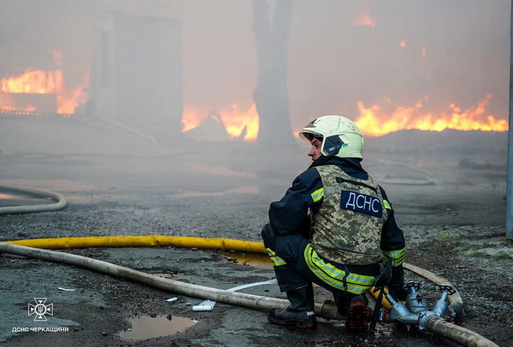 У Черкасах загасили пожежу, яка виникла внаслідок російської атаки