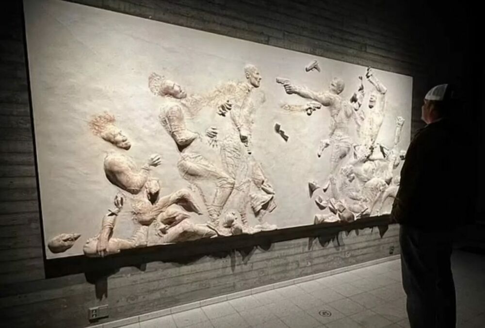 Брэд Питт впервые показал на выставке свои скульптуры