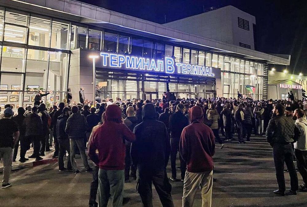 В аеропорту Махачкали сотні людей організували заворушення, розшукуючи євреї