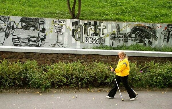 На прогулянці з палицями для скандинавської ходьби затримали пенсіонерок