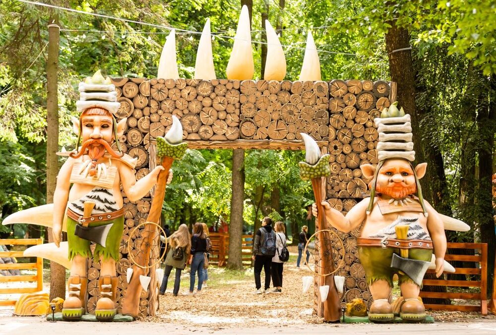 В Киеве показали ”Мир Великанов”: живые инсталляции с голосами известных украинцев