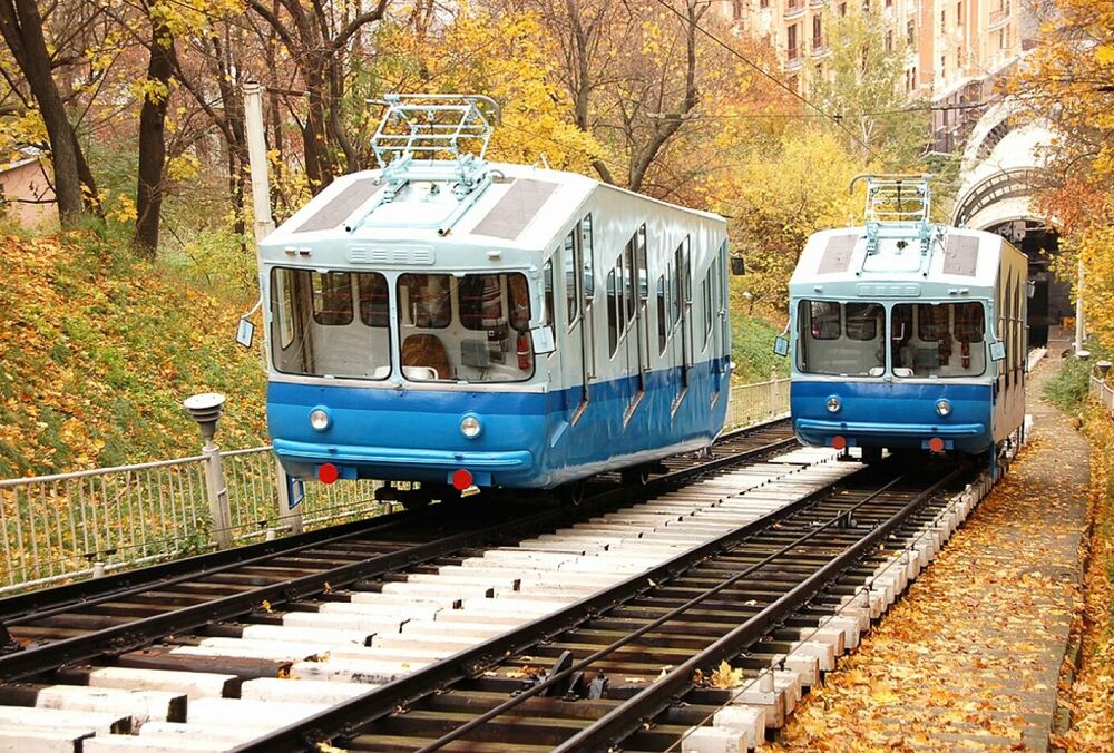 Після обстрілу в Києві є перебої з оплатою проїзду у швидкісному трамваї та фунікулері