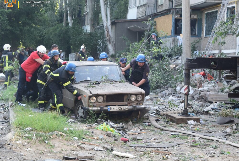 Ракетный удар по жилому дому в Николаеве: число жертв растет (фото, видео) Ракетный удар по жилому дому в Николаеве: число жертв растет (фото, видео)