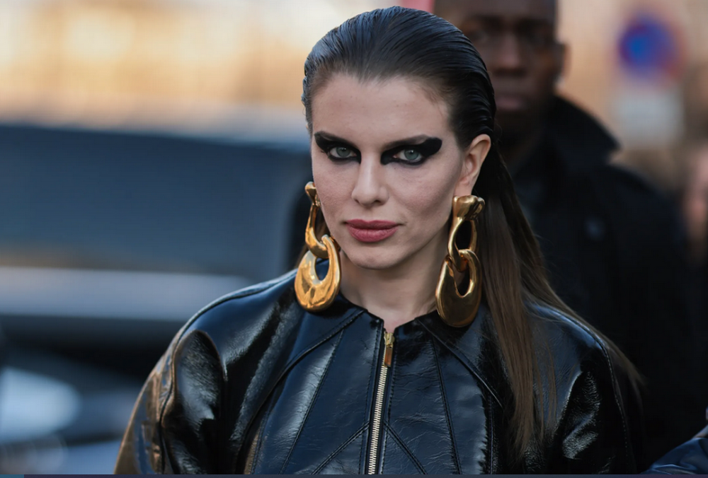 Джулія Фокс прийшла на пляж у купальнику, який ”зник” у воді