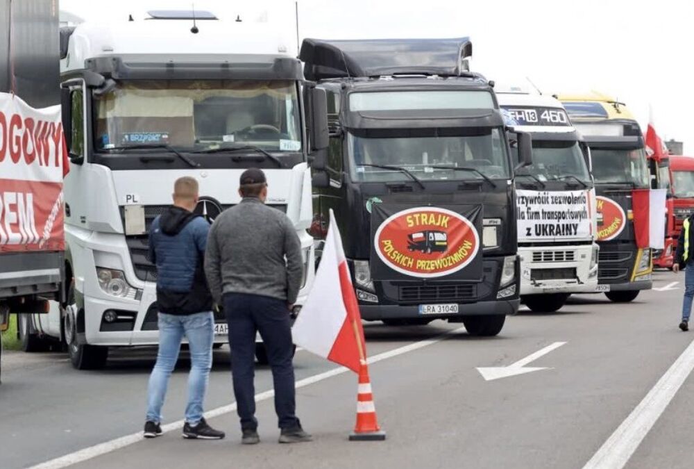 Українські водії перекрили дороги у Польщі у відповідь на блокаду кордону перевізниками