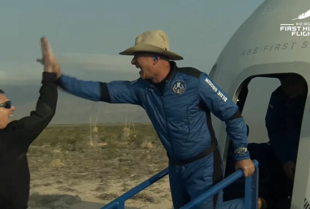 Миллиардер Джефф Безос побывал в космосе