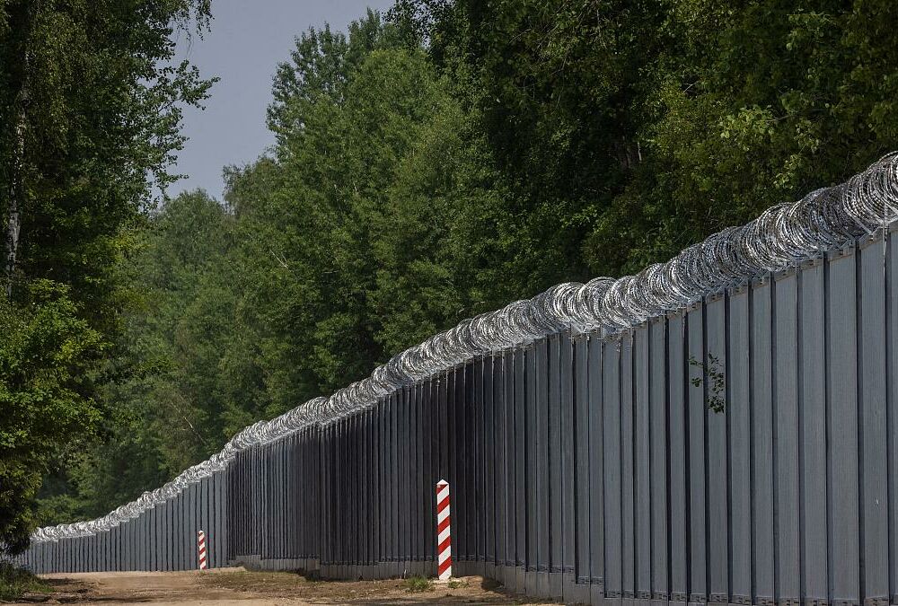 Польша завершила строительство стены на границе с Беларусью Польша завершила строительство стены на границе с Беларусью