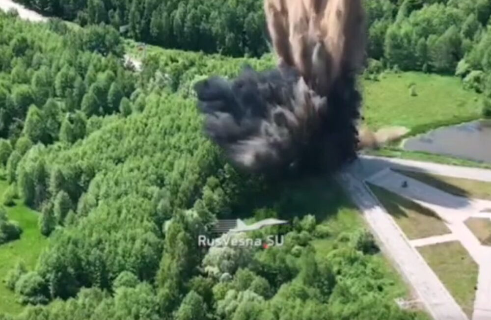 Росіяни підірвали дорогу, якою йшли брати ”Київ за три дні” (відео)