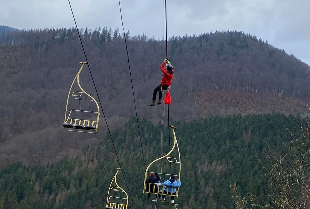 На Закарпатье десятки туристов застряли на подъемнике в горах: фото