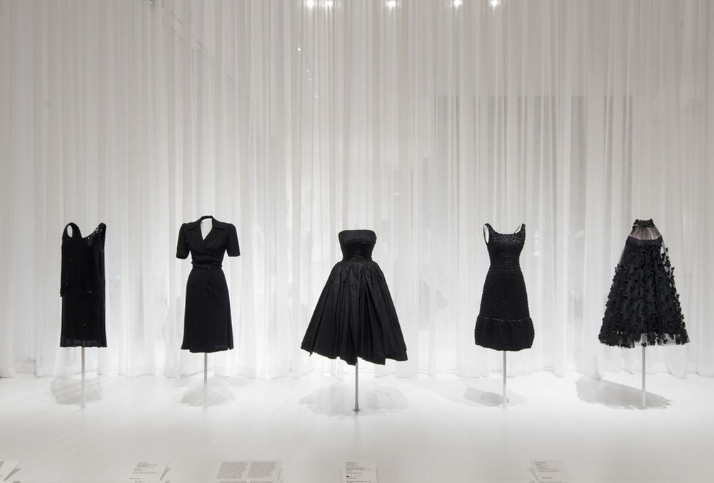 Можно ли встречать Новый 2025 год в черном: советы стилиста