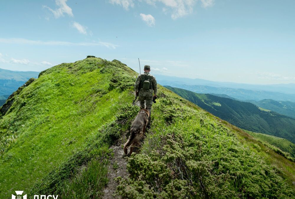 Для выезда за границу мужчинам 18-22 лет нужно иметь военно-учетный документ