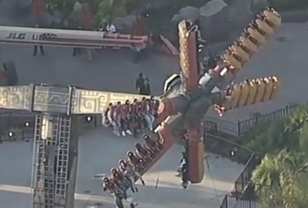 Два десятка человек застряли на неисправном аттракционе в США