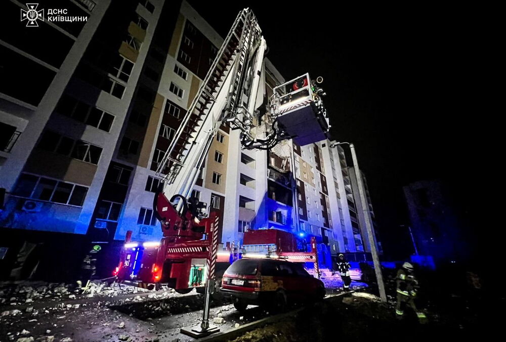 В Киевской области из-за атаки дронов разрушена жилая высотка: фото