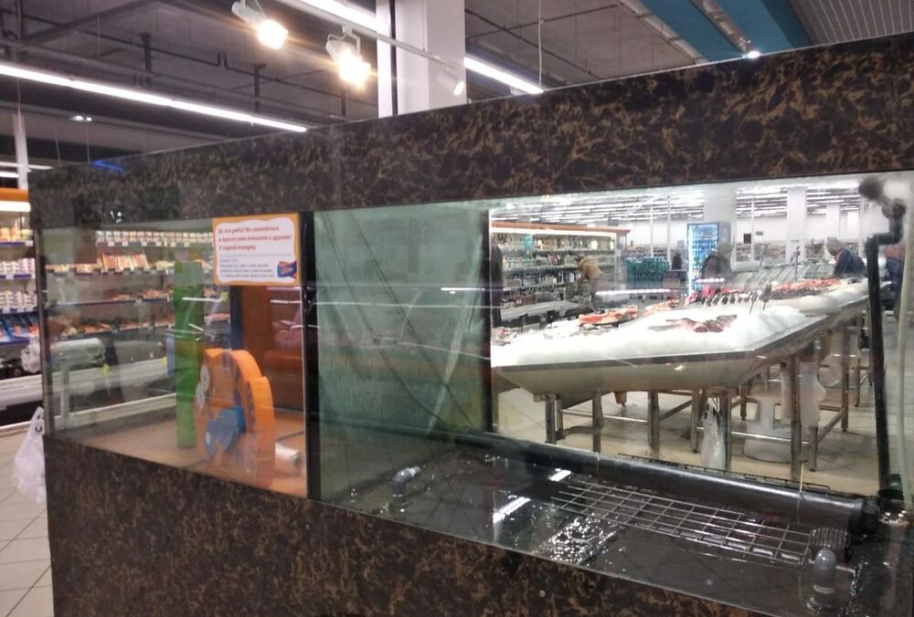 Відеофакт: в Херсоні відвідувач супермаркету плавав в акваріумі з живою рибою