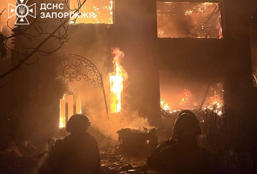 Россияне атаковали дронами жилые дома в Запорожье: пострадала женщина