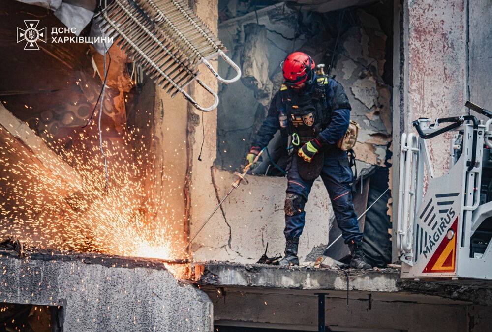Під завалами будинку у Харкові знайшли ще одне тіло: фото