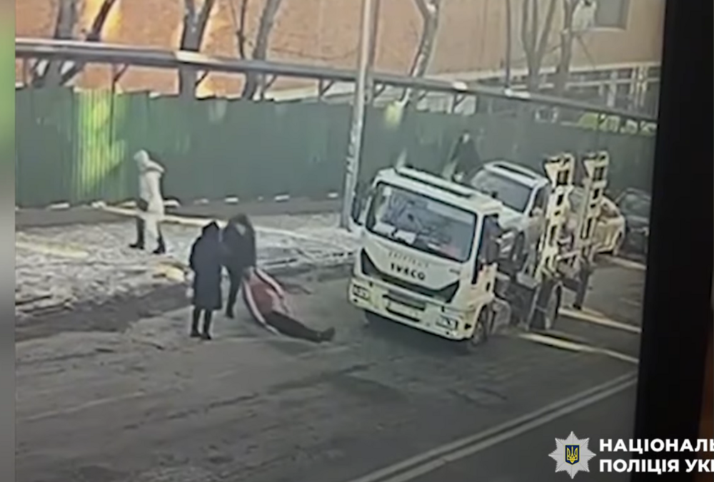 В Киеве злостный нарушитель ПДД проломил череп водителю эвакуатора и бросил его у обочины