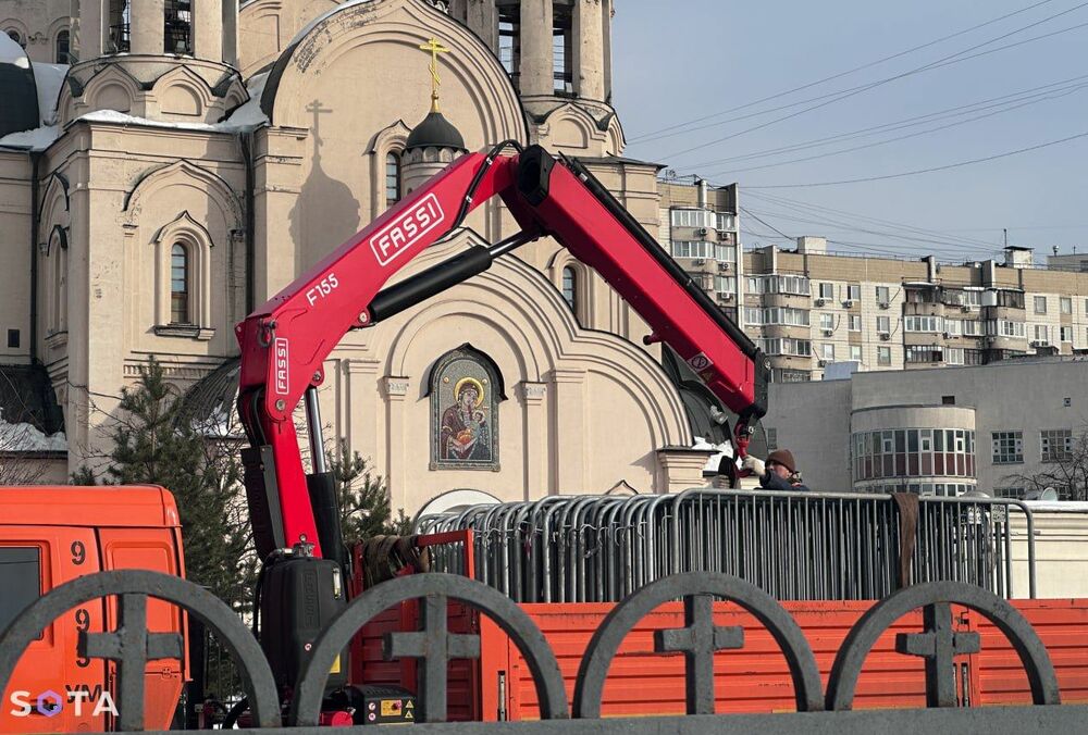 Похороны Навального: ритуальным агентствам запретили давать катафалк, а возле церкви выставили заграждения