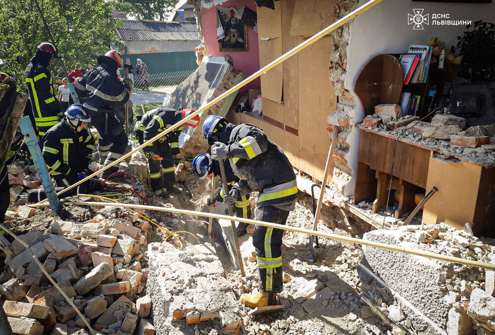 Во Львовской области обрушилась часть жилого дома, погиб 4-летний ребенок: фото Во Львовской области обрушилась часть жилого дома, погиб 4-летний ребенок: фото