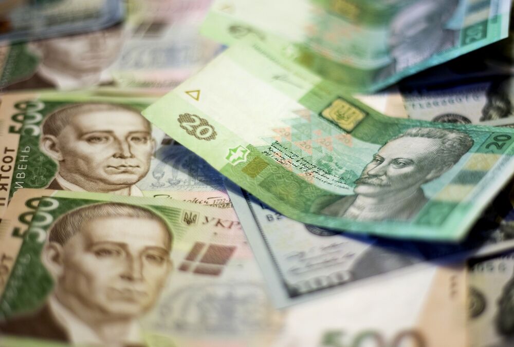 Владельцы депозитов в гривнах заработали за год в 2 раза больше валютных вкладчиков